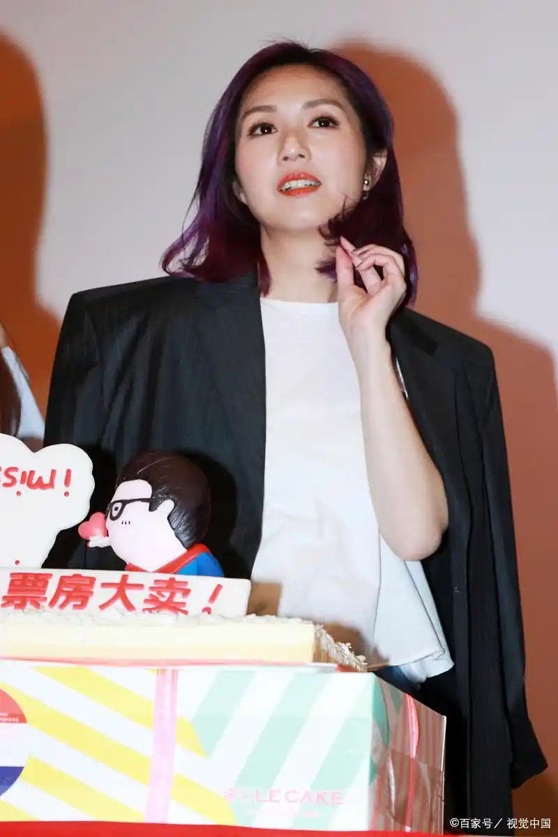 杨千嬅,原名杨泽嬅,1974年2月3日出生于中国香港,祖籍广东汕头, [1-2]