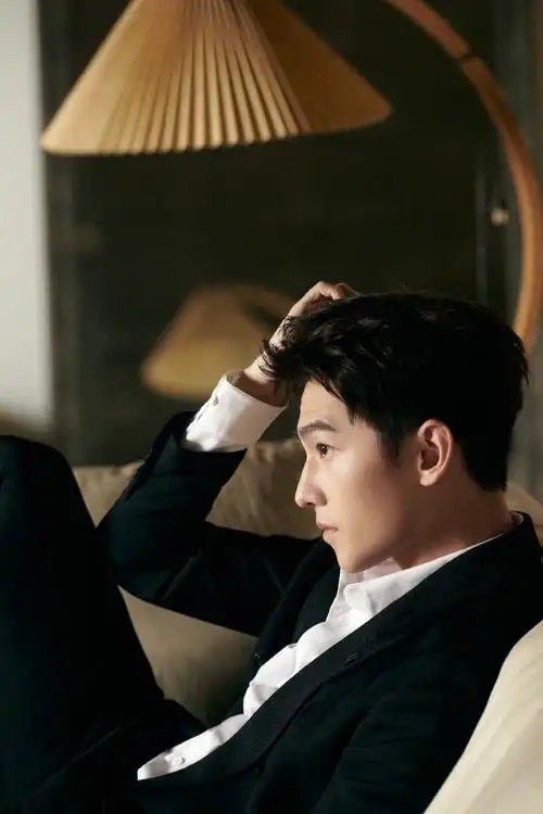 杨洋黑西装白衬衫