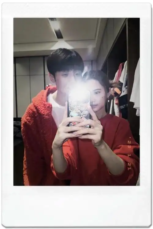 杨丞琳李荣浩逛街被偶遇,夫妻俩挽手同行超甜,同色系穿搭好般配