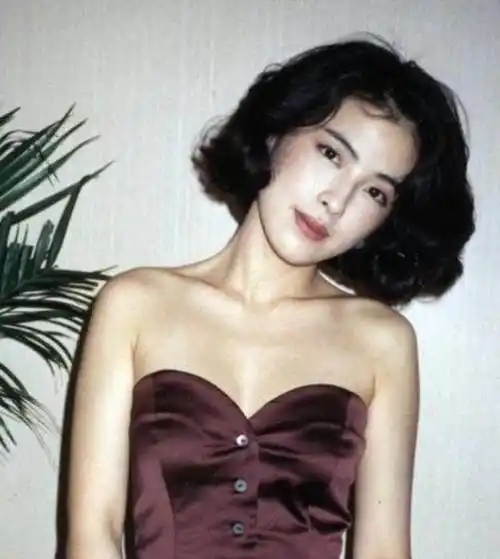 原创52岁罗美薇近照,事业巅峰嫁歌神张学友,女儿恋情让她操碎心