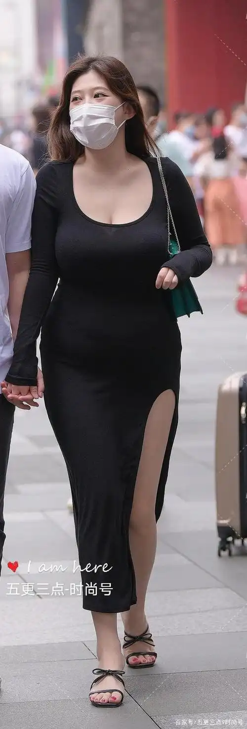 魅力十足的女人是不是都喜欢性感修身的黑色服饰?