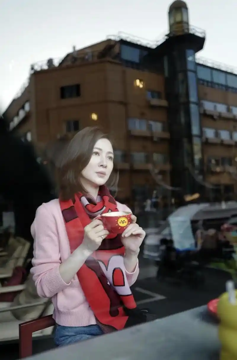 在青岛,李云龙儿媳童蕾喝咖啡的照片"太美了"!