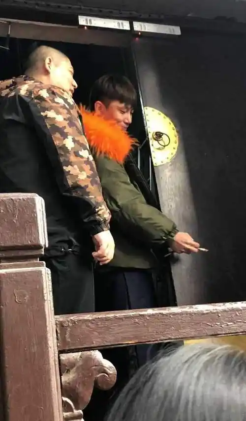 德云社角儿们抽烟的照片德云社角儿抽烟照片