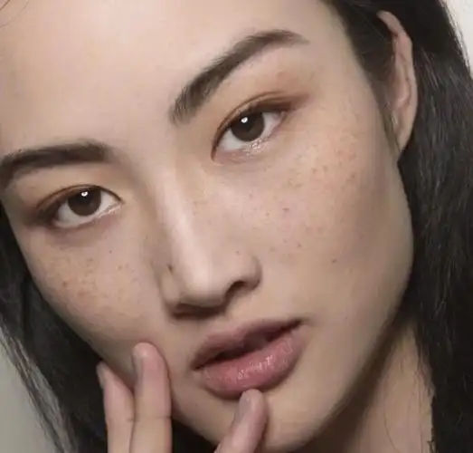 静雯应该也没有想到所以呀,若要将李静雯可爱的小雀斑上升到种族歧视