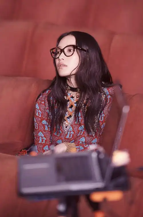 倪妮最新时尚大片曝光 复古影院玩转文艺慵懒风