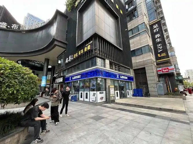 【10图】高新区 商业街入口大转角(罗森便利店)出售,年租36万,成都高