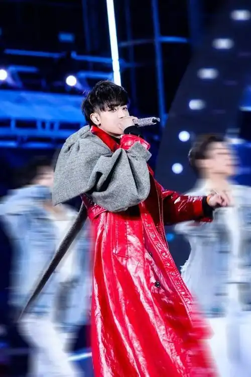 黄子韬跨年晚会演唱新歌引共鸣 官宣事业新版图挑战升级