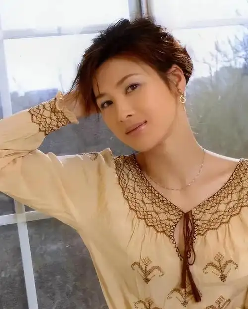 善恶终有报,为嫁富豪抛弃同居五年的周一围,如今的她活成了笑话