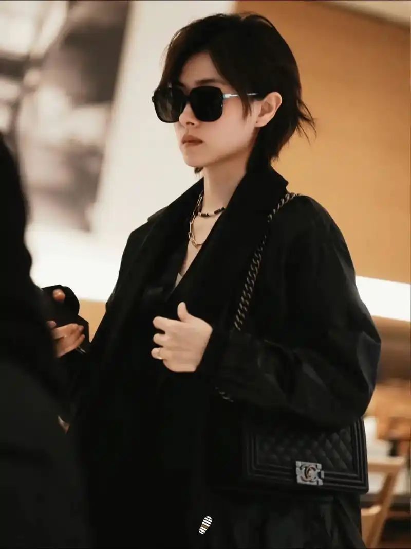 万茜姐姐机场私服照get!姐姐又戴了我设计的项链嘿嘿嘿!你是我的姐!