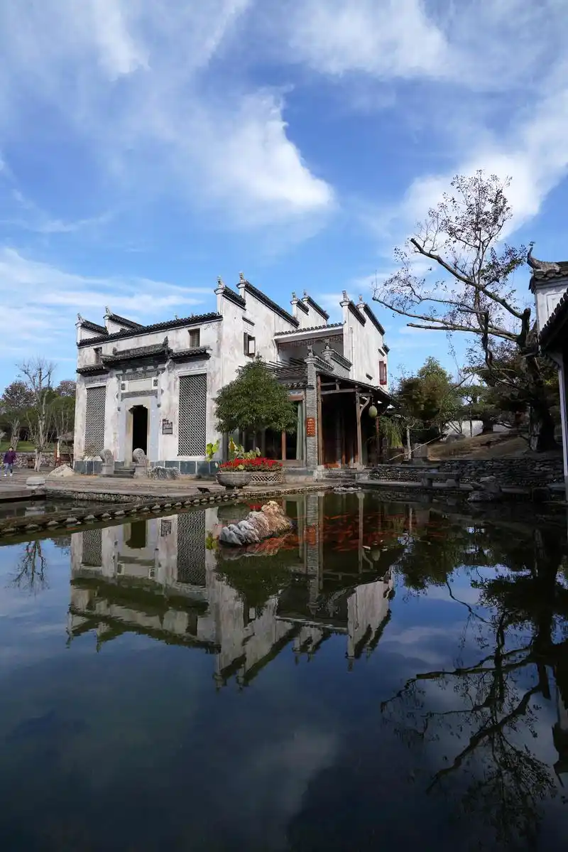 雨后放晴的江西婺源县,蓝天白云与依山傍水的徽派古村落形成了一
