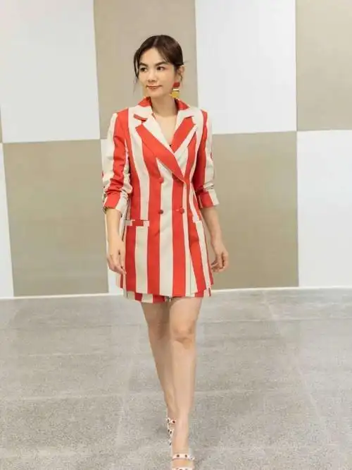 在《青春有你2》节目中,ella陈嘉桦以一种全新的形象再次出现在观众