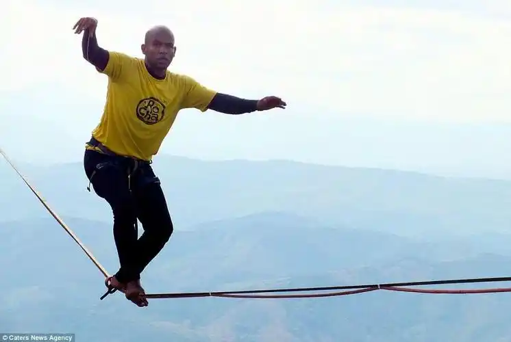 冒险王挑战500米高空走钢丝令人眩晕组图49