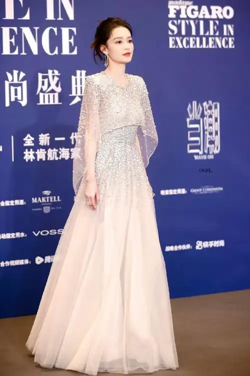 李沁活动造型分享亮片礼服裙优雅大方,垫肩网纱的设计尽显别致与气质