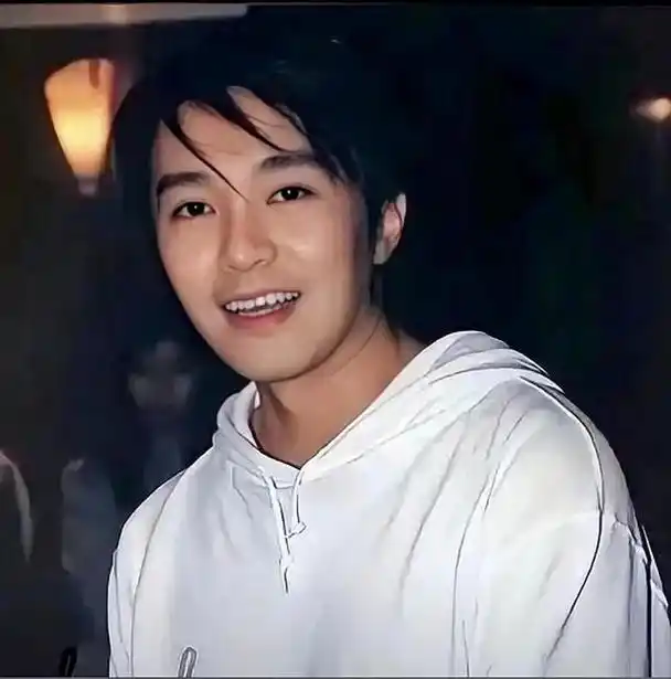 喜剧影星周星驰年轻时照片也太帅了,他演的电影占据了我们整个青春,每