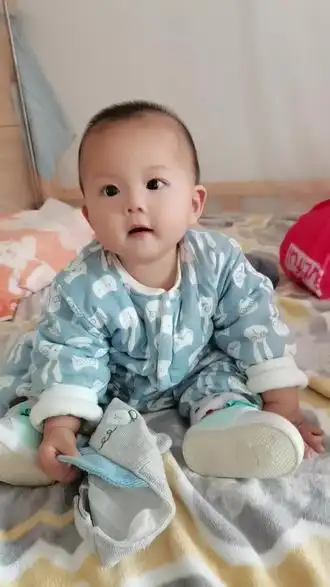 都说七坐八爬宝宝好像是按着规律来的今天正好七个月真会坐着啦01