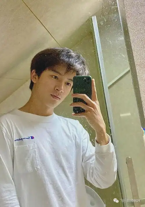 于正官宣签18岁大三在读中戏帅哥184cm身高鼻子超挺