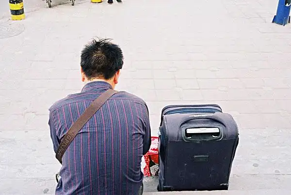 带行李箱的旅客