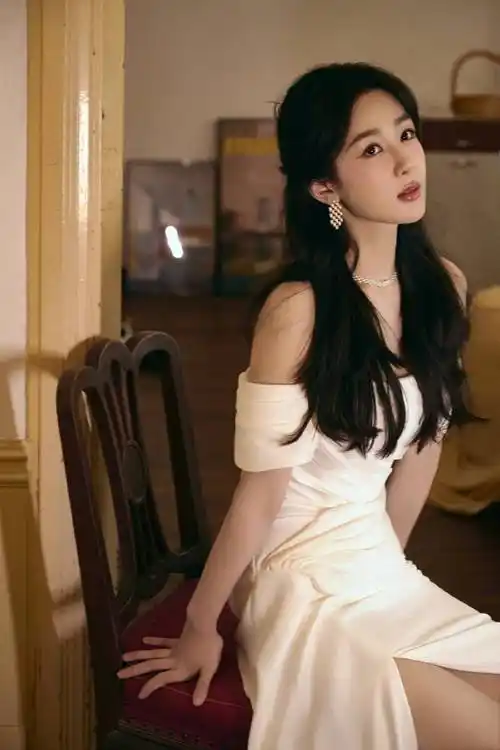 杨紫各类靓丽写真大秀如玉长腿!雪肤玉貌美得让人窒息