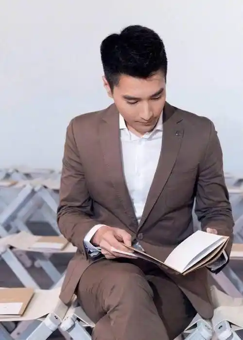 赵又廷时装周玩出新境界,成功圈粉_西装_元素_时尚