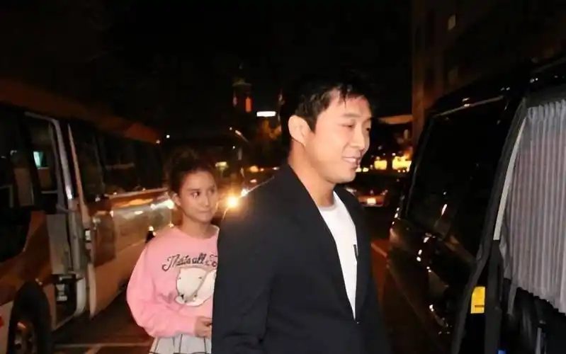 何超莲霍启山再同框网友热议不断这才是娱乐圈的颜值情侣