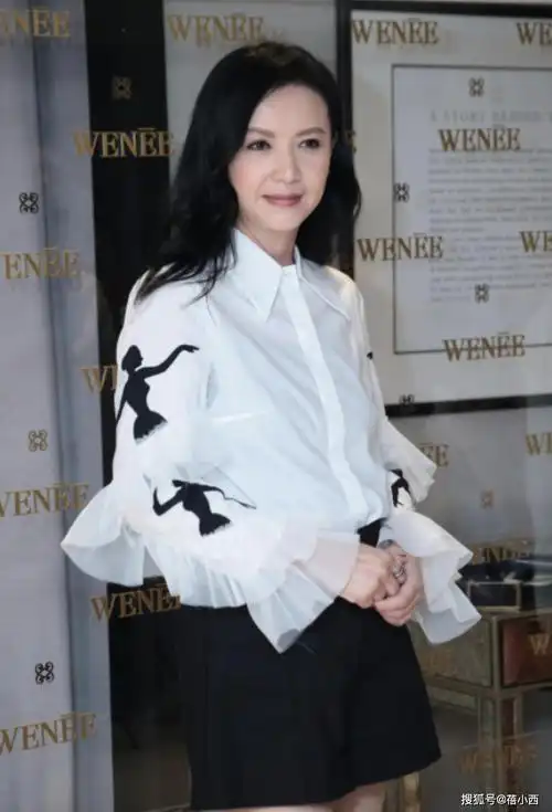 "曾华倩"真有56岁?穿格纹连衣裙气质高贵又优雅,这状态逆天了