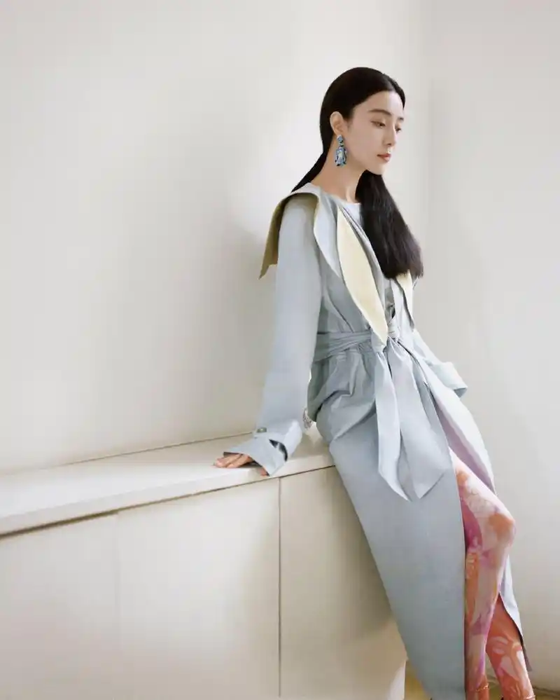 原创范冰冰近照状态也太好了吧?灰色西装配发带,看着真的像个女学生