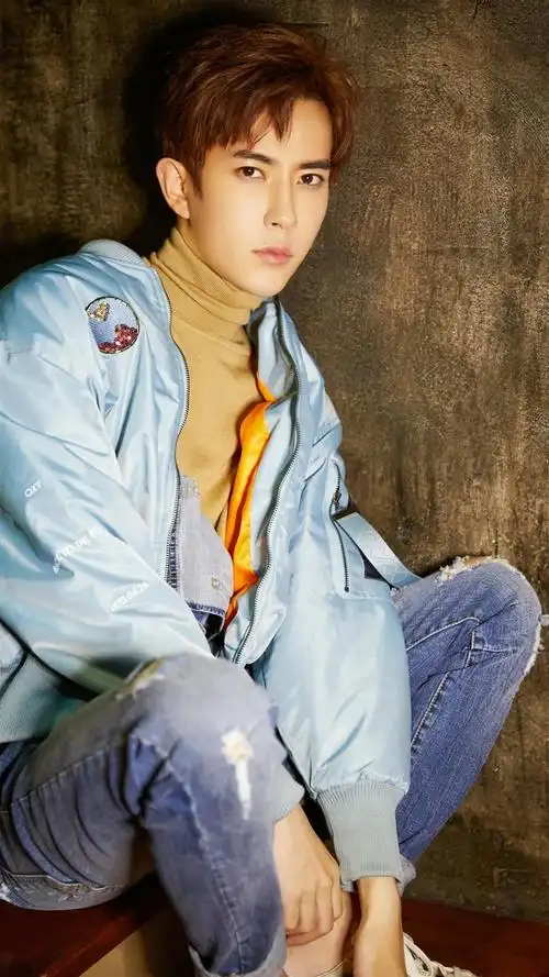 俊美男神于朦胧写真