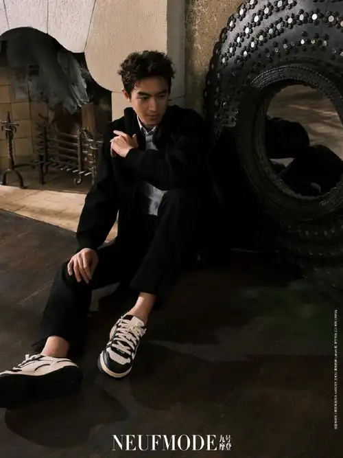 林更新九号摩登封面##林更新尖头高跟鞋