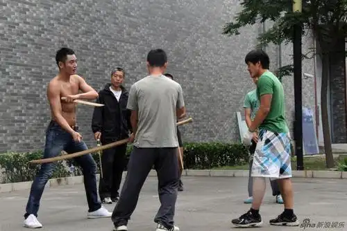 李东学为电影新作练武 赤膊上阵秀肌肉