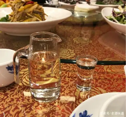 中国人的饭局,为什么一定要喝酒?3个方面,道出背后原因