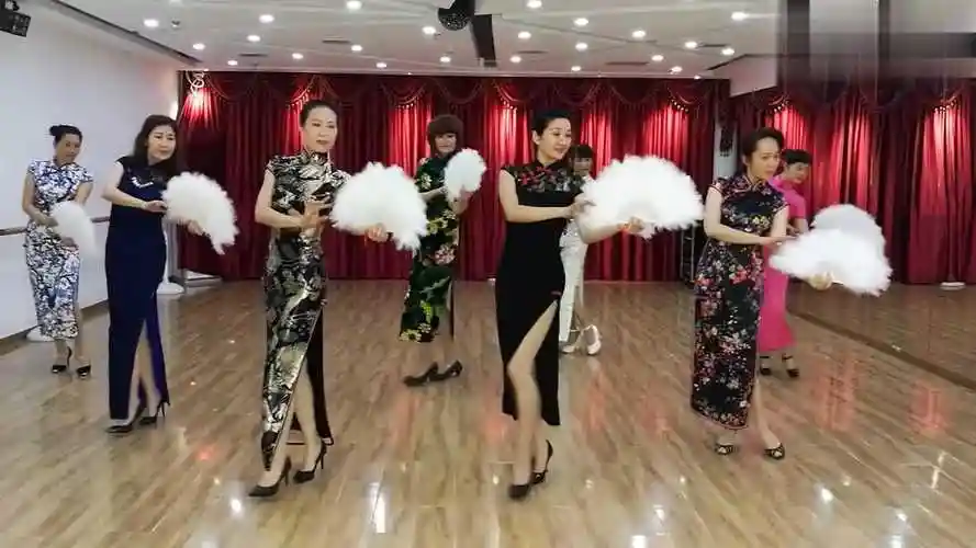 旗袍羽毛扇子走秀视频,模特气质优雅出众,让人眼前一亮