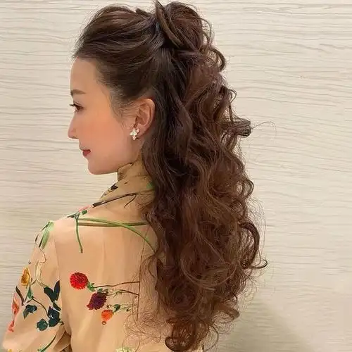 虽说有很多女性过了50岁,都喜欢把头发剪短,但其实长发盘起来也很不错