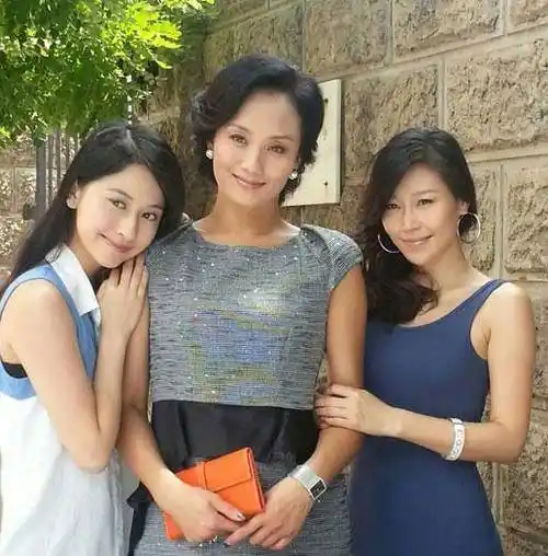 "儿子"是当红明星,女儿是世界冠军,今50多岁仍魅力依旧!