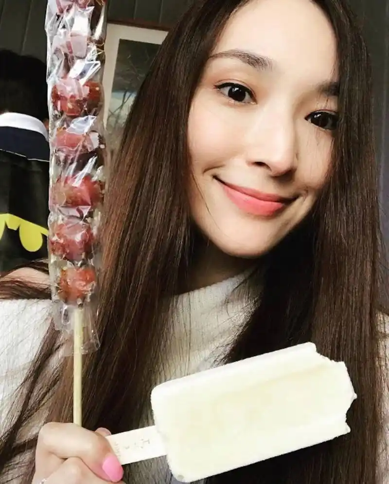 纪晓波犯罪集团覆灭后,吴佩慈首度露面,戴婚戒飞到日本看演唱会_腾讯