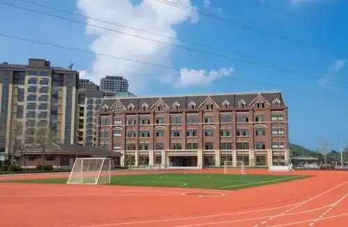 御龙山学校今年正式招生!教师主要来自烟台一中和养正小学!