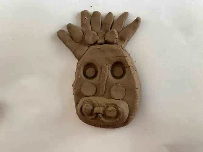 尝试用泥塑的技法进行夸张的脸部造型设计,泥略微有点小硬,比较费力