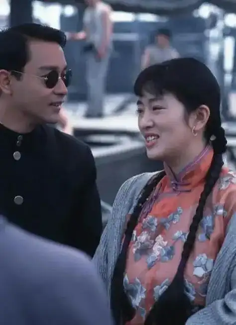 花花公子与俏佳人丨1996年张国荣和巩俐拍摄《风月》片场照#电影正当