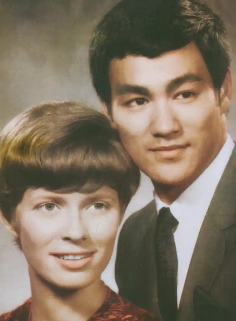 回顾李小龙妻子琳达:78岁的她老态龙钟,嫁三婚老公晚年生活幸福