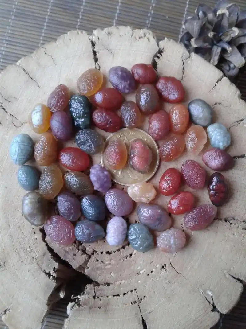 新疆巴楚黑山原石玛瑙.