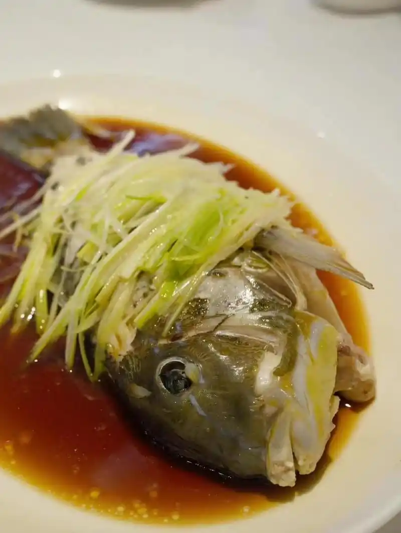 清蒸青衣鱼 一斤重的青衣鱼,蒸十一分钟,淋一层明油,配挺括的葱白,鱼