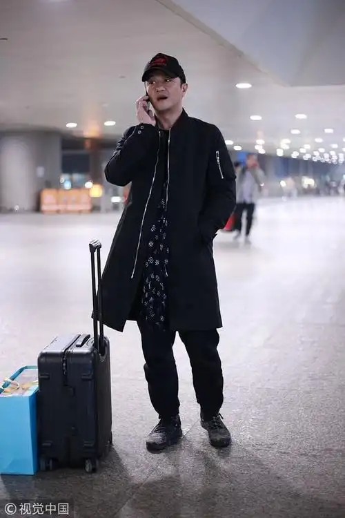 李亚鹏飞行夹克搭印花围巾 花灰色运动鞋舒适休闲