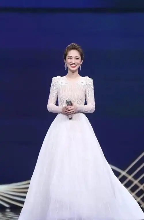 穿斗篷裙美出新高度,气质端庄高雅插图5