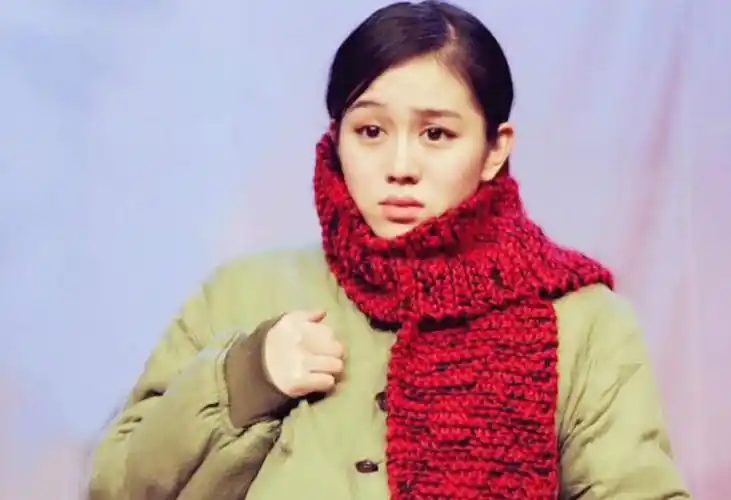 喜剧界对女演员的身材要求并不苛刻,因此姜妍成功地打入了小品演员的