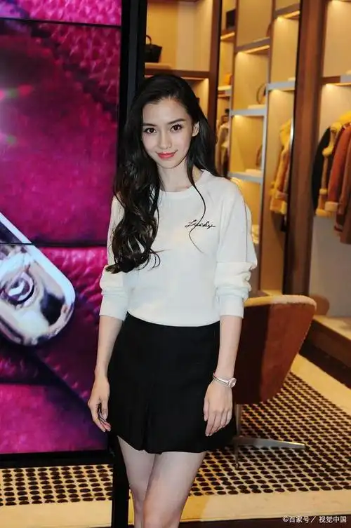 其中一位女星的走路姿势很优雅,却私下里却是歪七扭八;另一位则是素颜