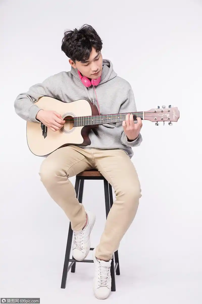 微笑着弹吉他的阳光男孩