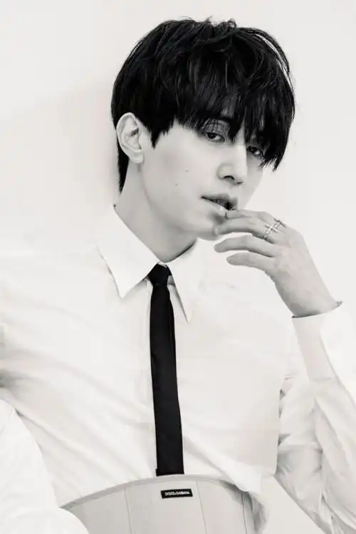 韩国艺人李栋旭最新杂志写真曝光