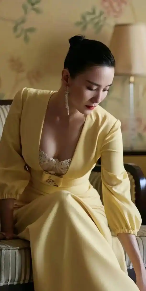 大宋佳演员的表演风格独特,能够通过精湛的表演技巧,将角色的内心