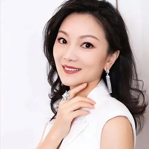 张艺谋长女张末两度嫁给外国人曾遭受家暴她经历了什么