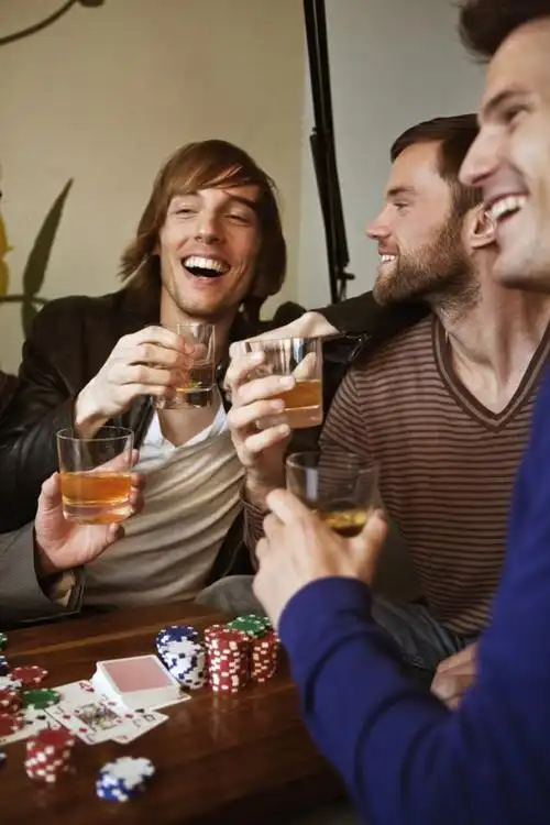 男友总喜欢和哥们儿一起出去喝酒,我很反感怎么办?