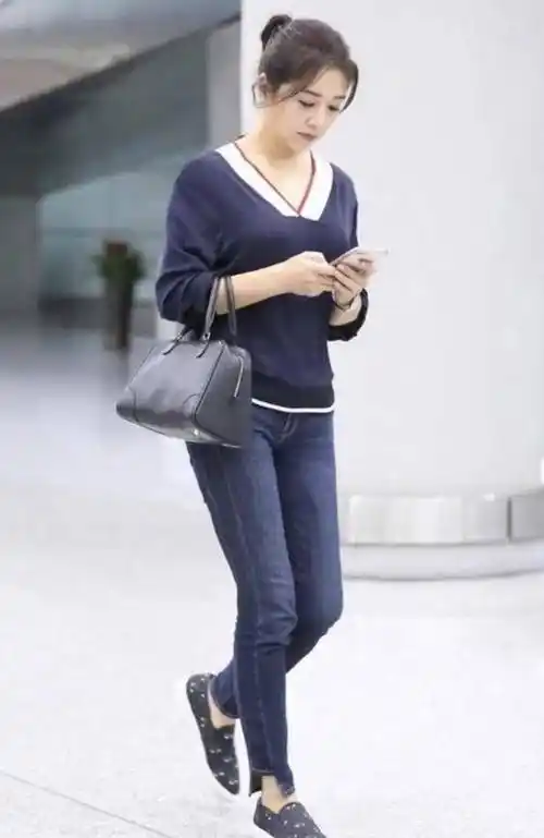 原创53岁江珊还是那么迷人一身基础款搭配简单随性却难掩优雅美感